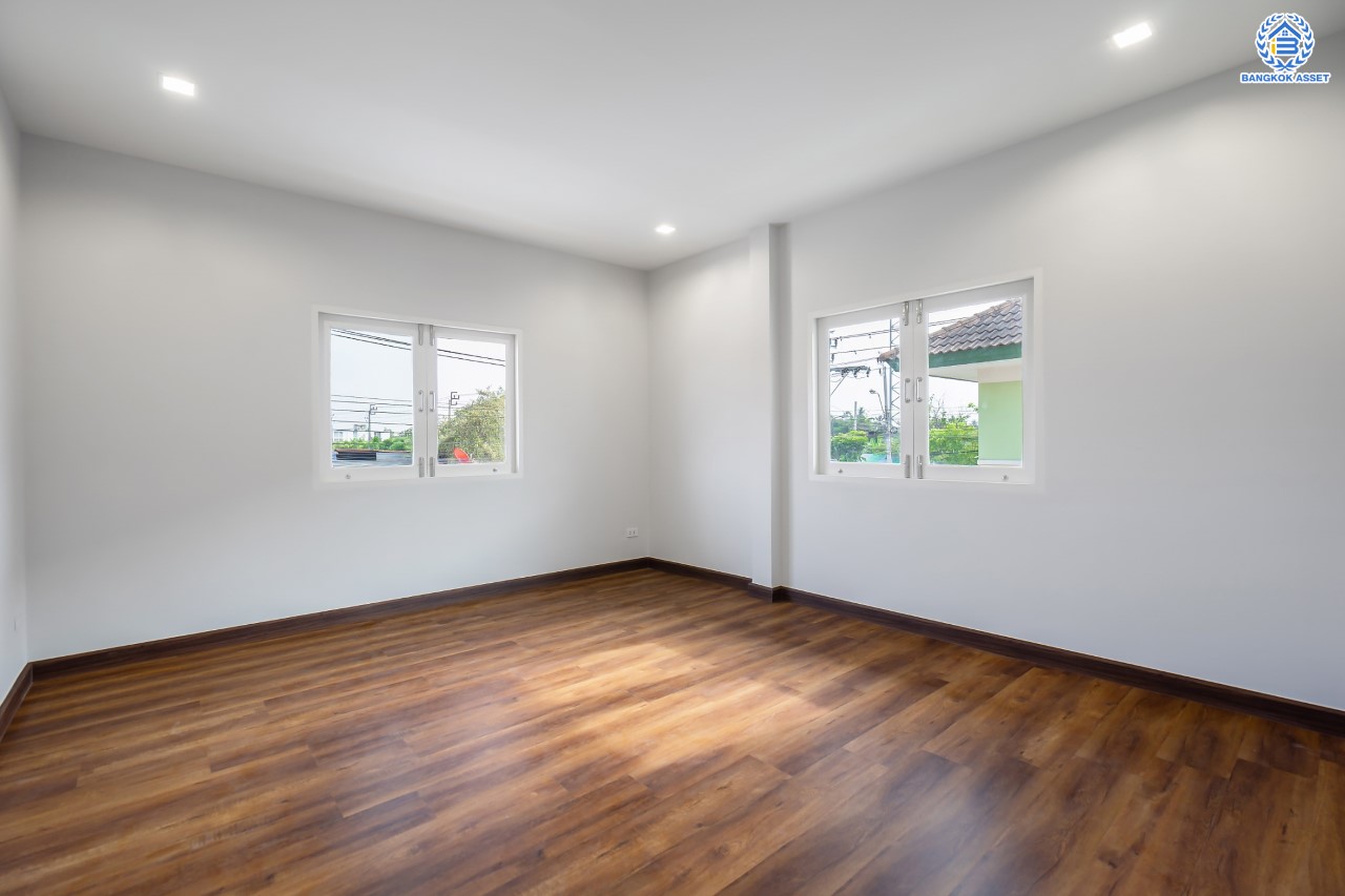 บ้านมือสองตกแต่งใหม่ ม.ธนทอง เอลลิแกนท์โฮม บางบอน4 รองรับทุกความสุข เนื้อที่ 118.1 ตร.ว. ฟังก์ชัน 5 ห้องนอน 5 ห้องน้ำ 1 ห้องแม่บ้าน จอดรถได้ 2 คัน พร้อม Living Area กว้างขวาง บนทำเลใกล้ทางด่วนเพชรเกษม, The Mall บางแค เชื่อมต่อ ถ.พุทธมณฑลสาย4 และ ถ.กาญจนาฯ